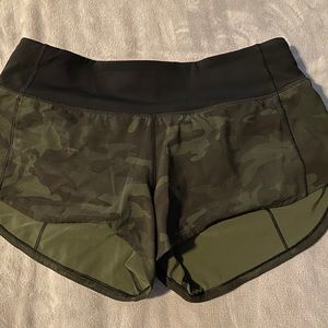Lululemon Speed up shorts 2.5” inseam - Camo